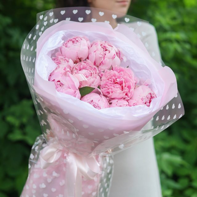 Букет из 9 розовых пионов