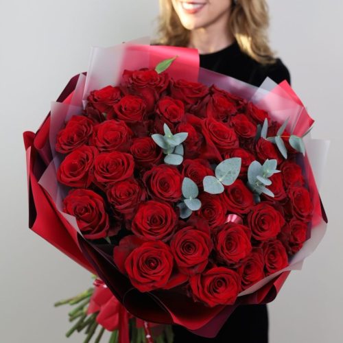 Большой букет бордовых эквадорских роз и эвкалипта