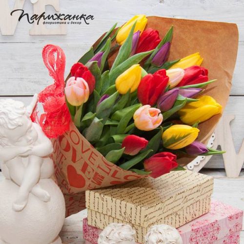 Купите белые тюльпаны в крафт-бумаге и создайте из них недорогой букет