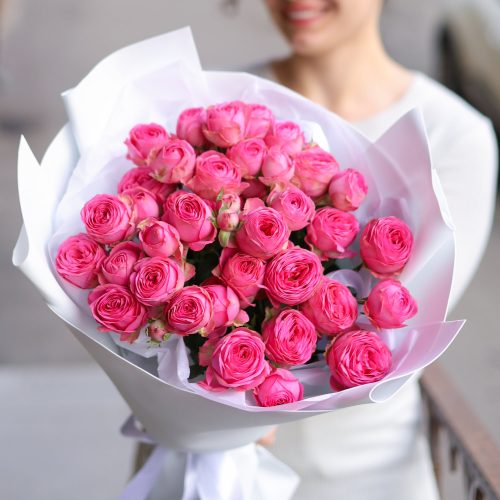 Прекрасный букет крупных пионовидных роз