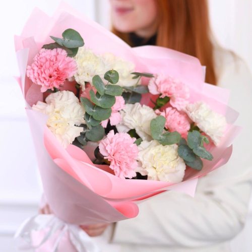 Стойкий букет диантусов с эвкалиптом