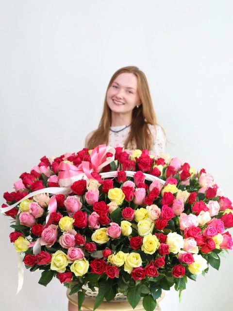 Роскошная корзина из 201 розы микс