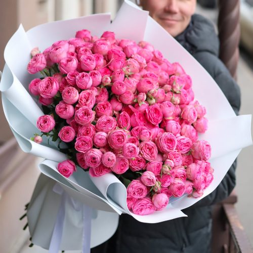 Роскошный букет премиальных пионовидных роз