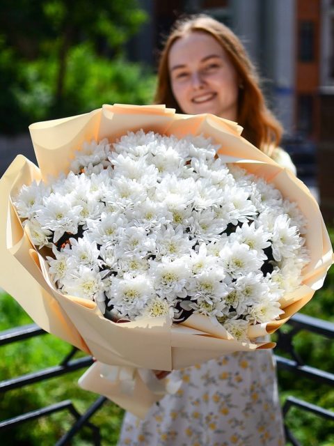 Большой букет белой хризантемы