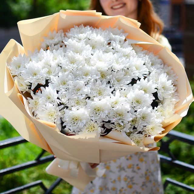 Большой букет белых хризантем (15)