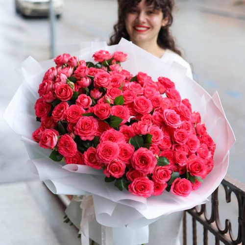 Большой букет великолепных пионовидных роз