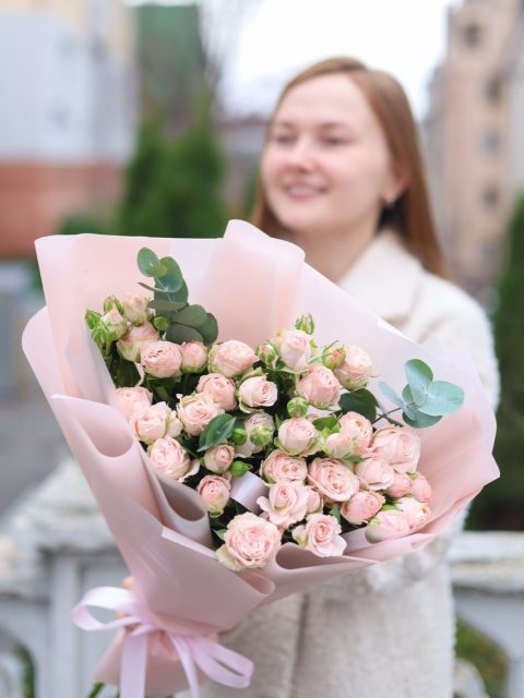 Букет кустовых пионовидных роз и эвкалипта
