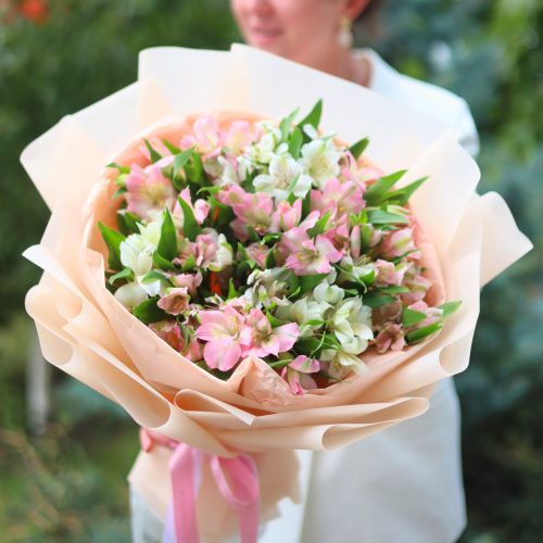 Букет стойкой альстромерии