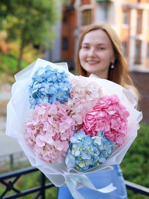 Букет из 5 крупных гортензий