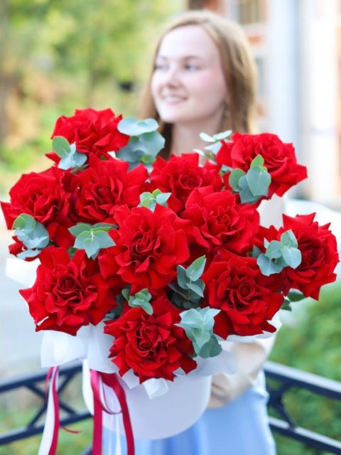 Бордовые французские розы в шляпной коробке