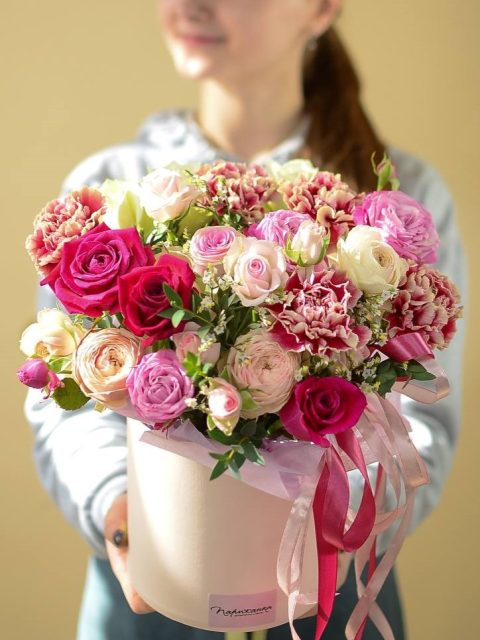 Цветочная композиция с диантусами и пионовидными розами