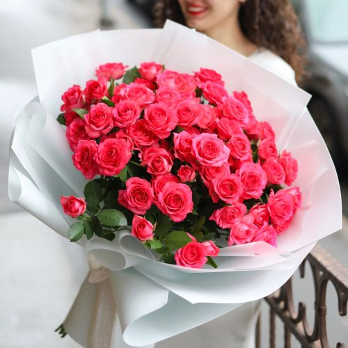 Роскошный букет кустовых пионовидных роз