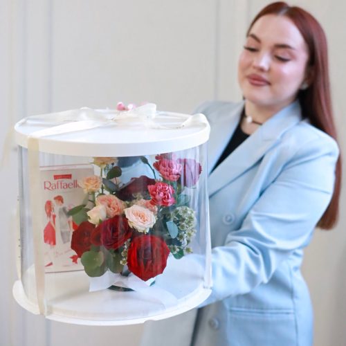 Прекрасная подарочная композиция с конфетами