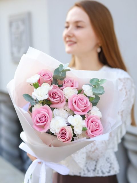 Нежный букет роз и диантусов