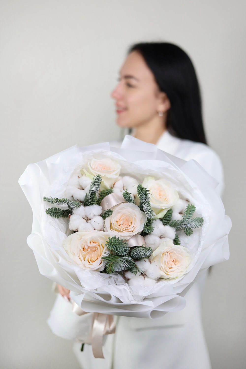 Букет с пионовидными розами и нобилисом — изображение 2