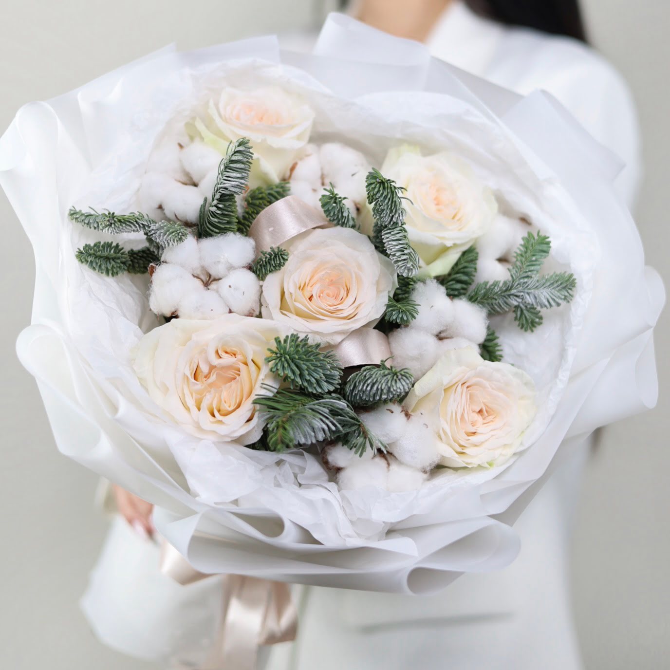 Букет с пионовидными розами и нобилисом