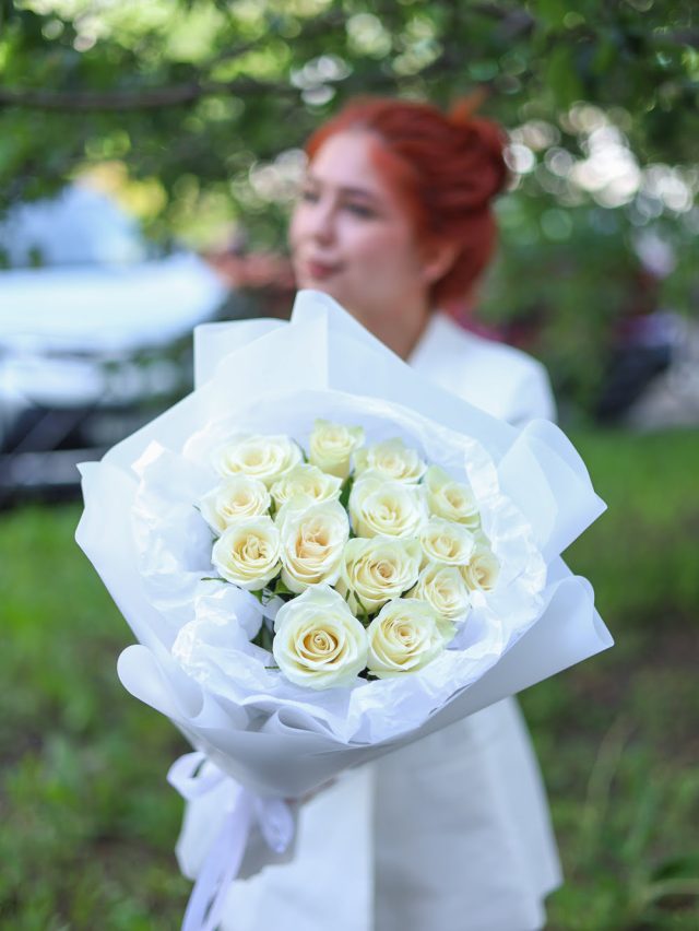 Букет из 15 белых роз — изображение 2