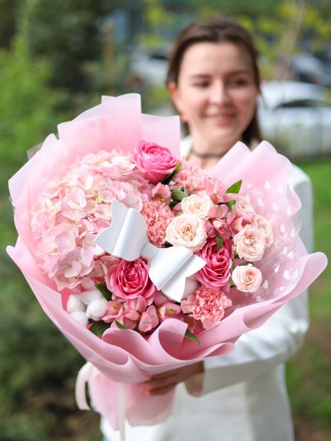 Нежный букет с розами и хлопком