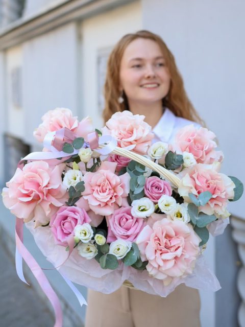 Изящная корзина с нежными розами