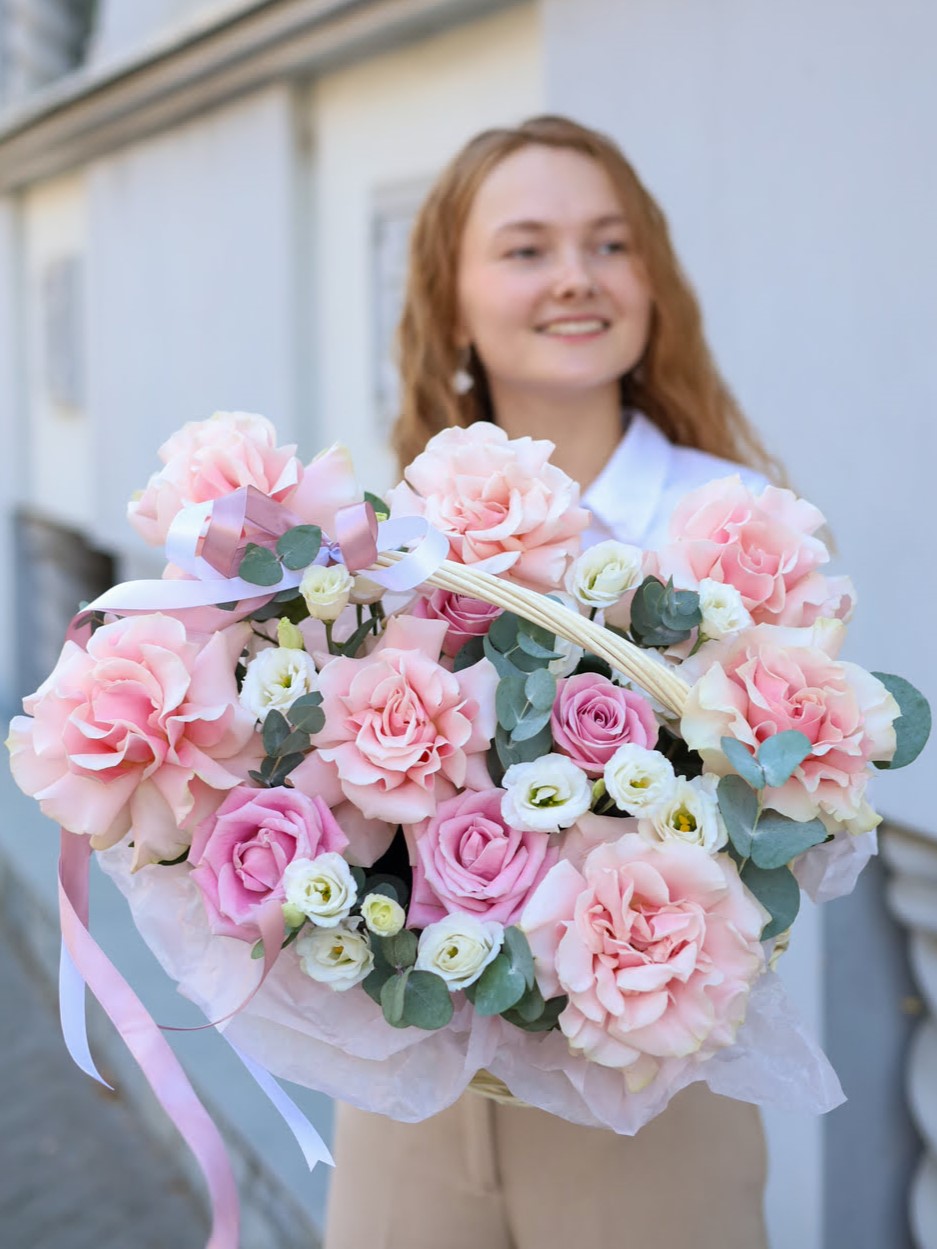 Изящная корзина с нежными розами