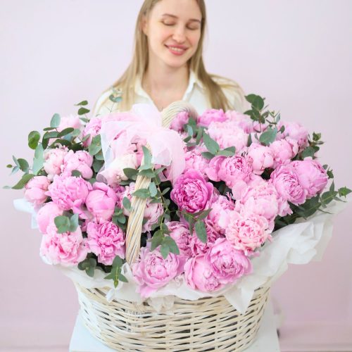 Большая корзина из 51 нежного пиона