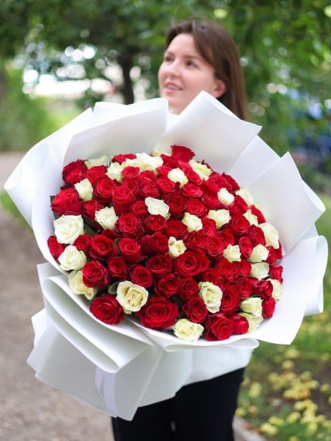 Букет из 101 красной и белой розы