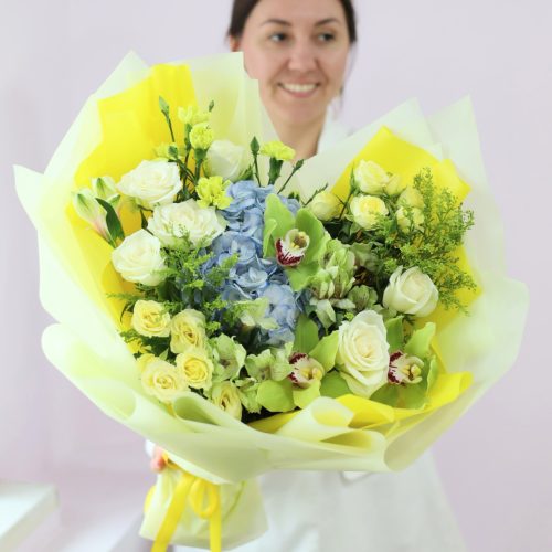 Большой летний букет с пышными гортензиями