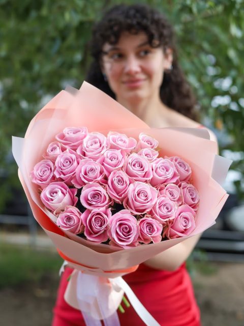 Букет из 25 розовых розочек