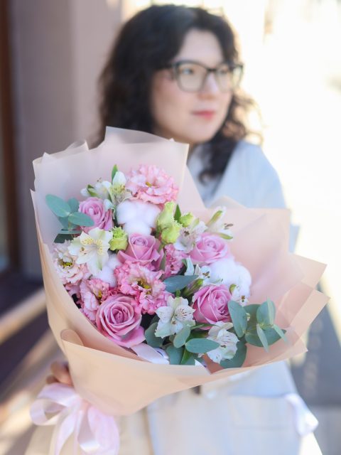 Нежный букет с ажурной эустомой
