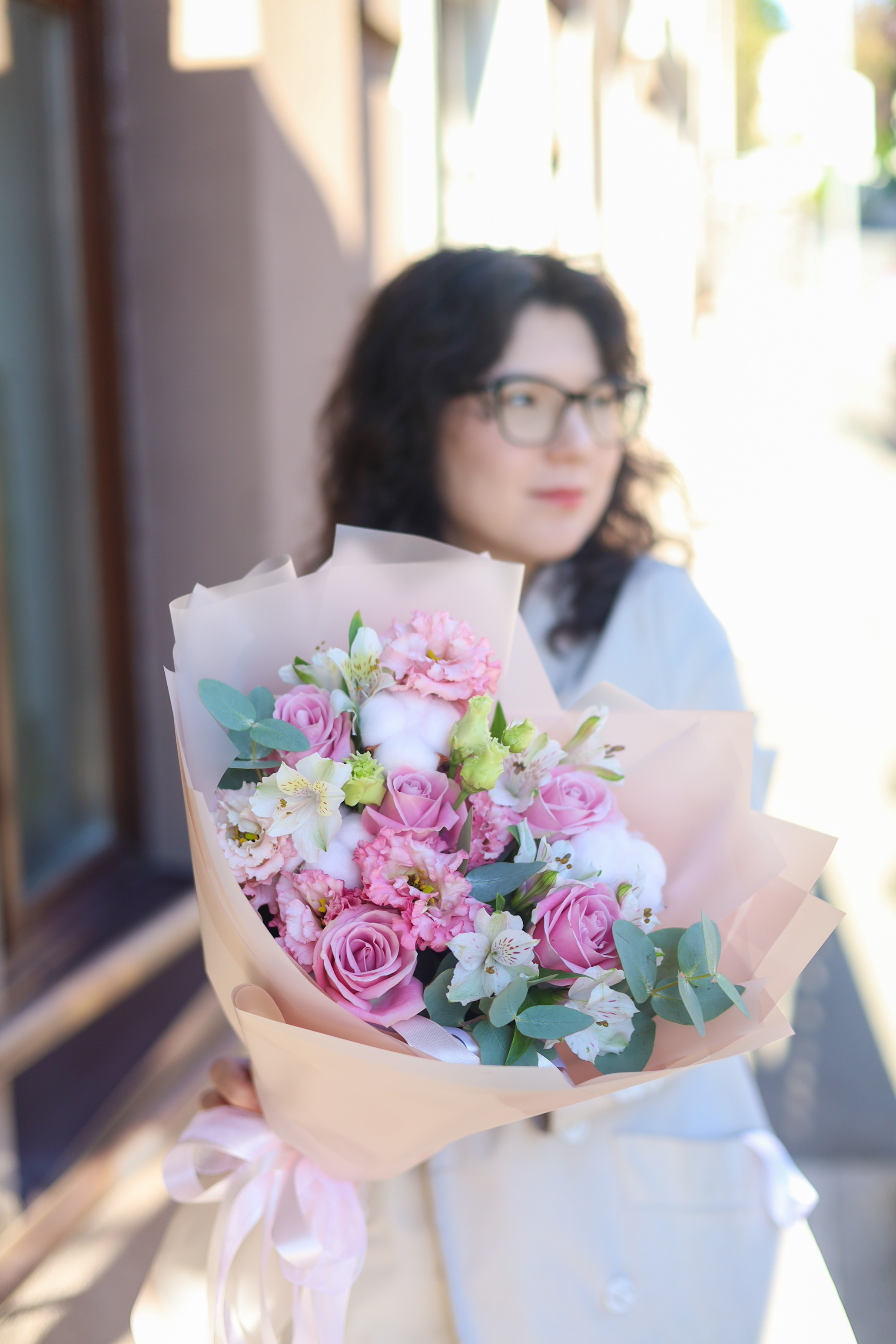 Нежный букет с ажурной эустомой — изображение 2