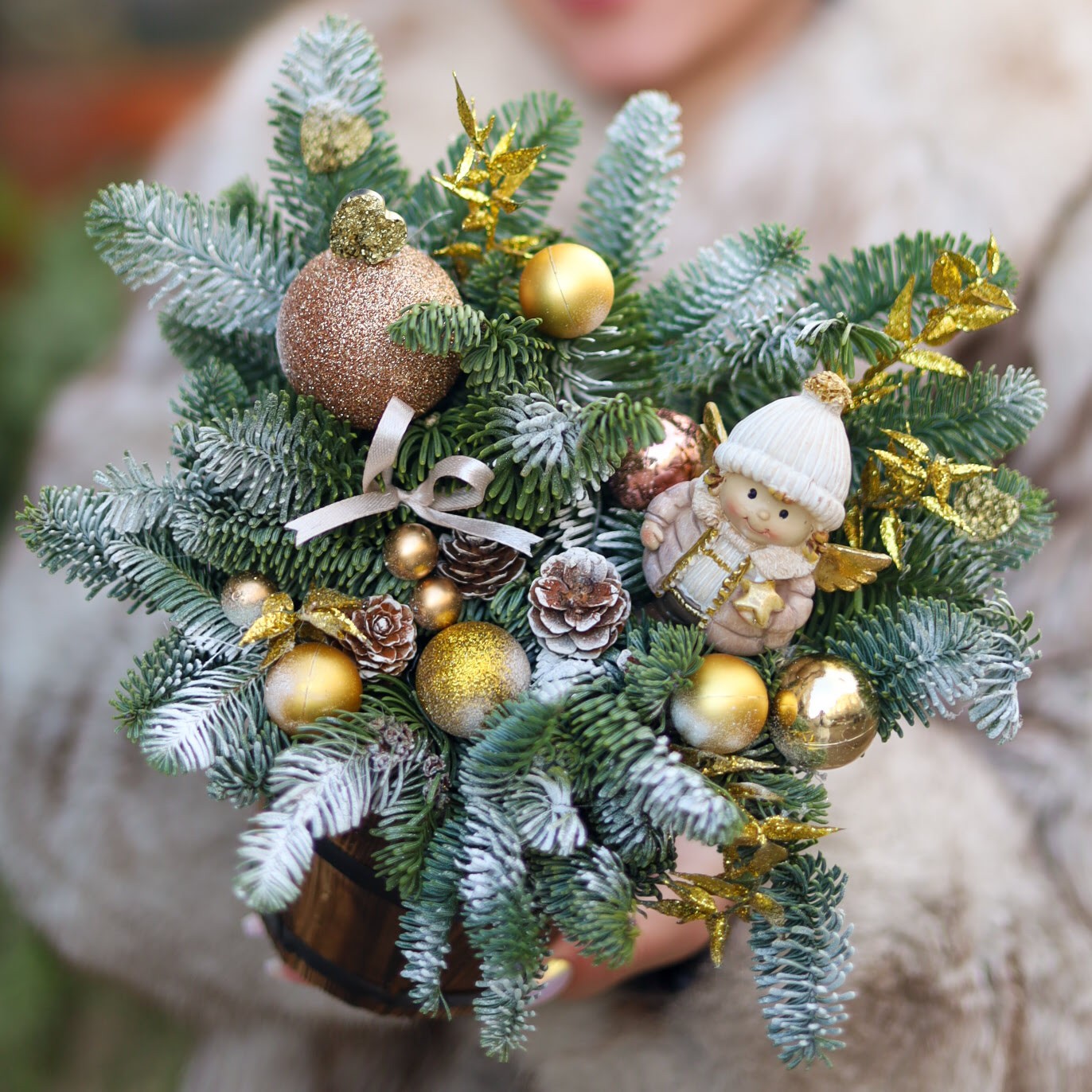 Кашпо в золотистой гамме с ангелочком