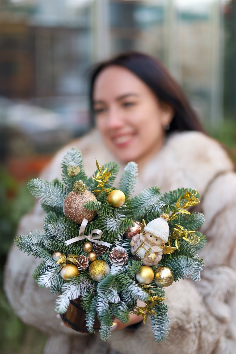 Кашпо в золотистой гамме с ангелочком — изображение 2