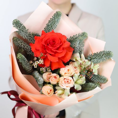 Зимний букет с розами и елью