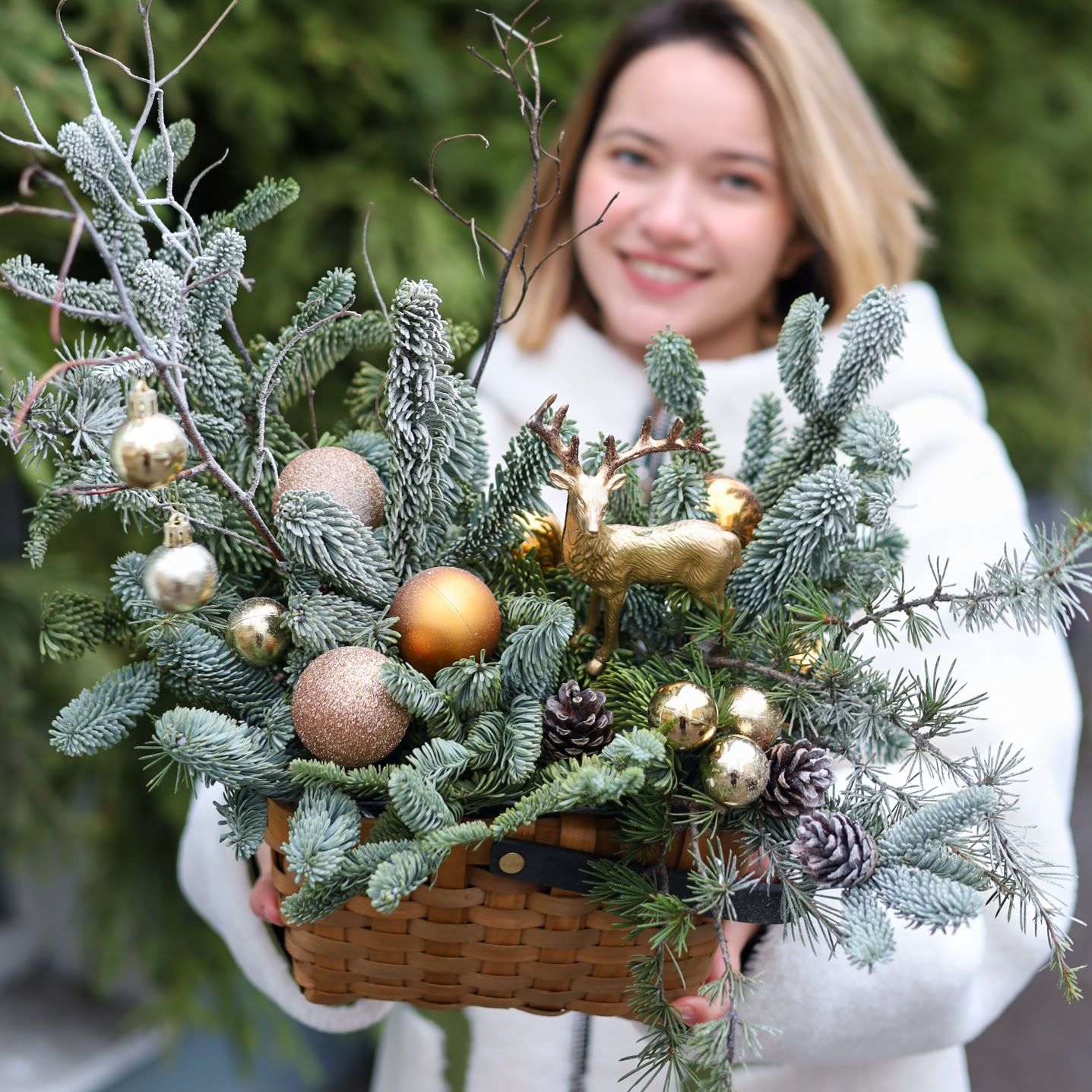 Новогодняя композиция с золотистым декором