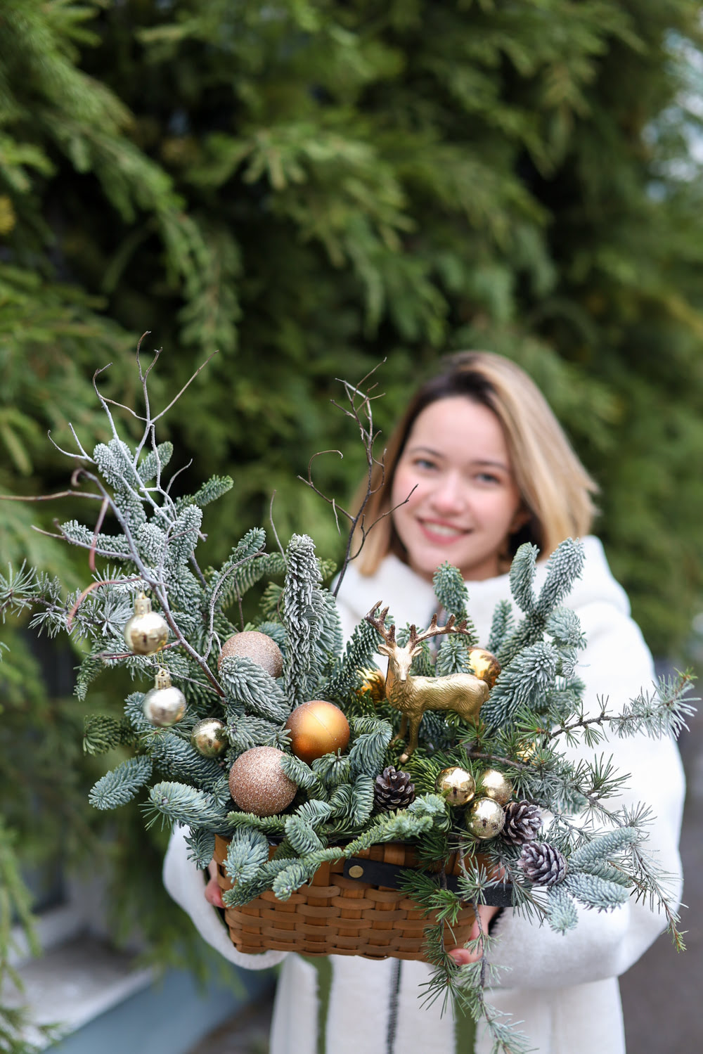 Новогодняя композиция с золотистым декором — изображение 2