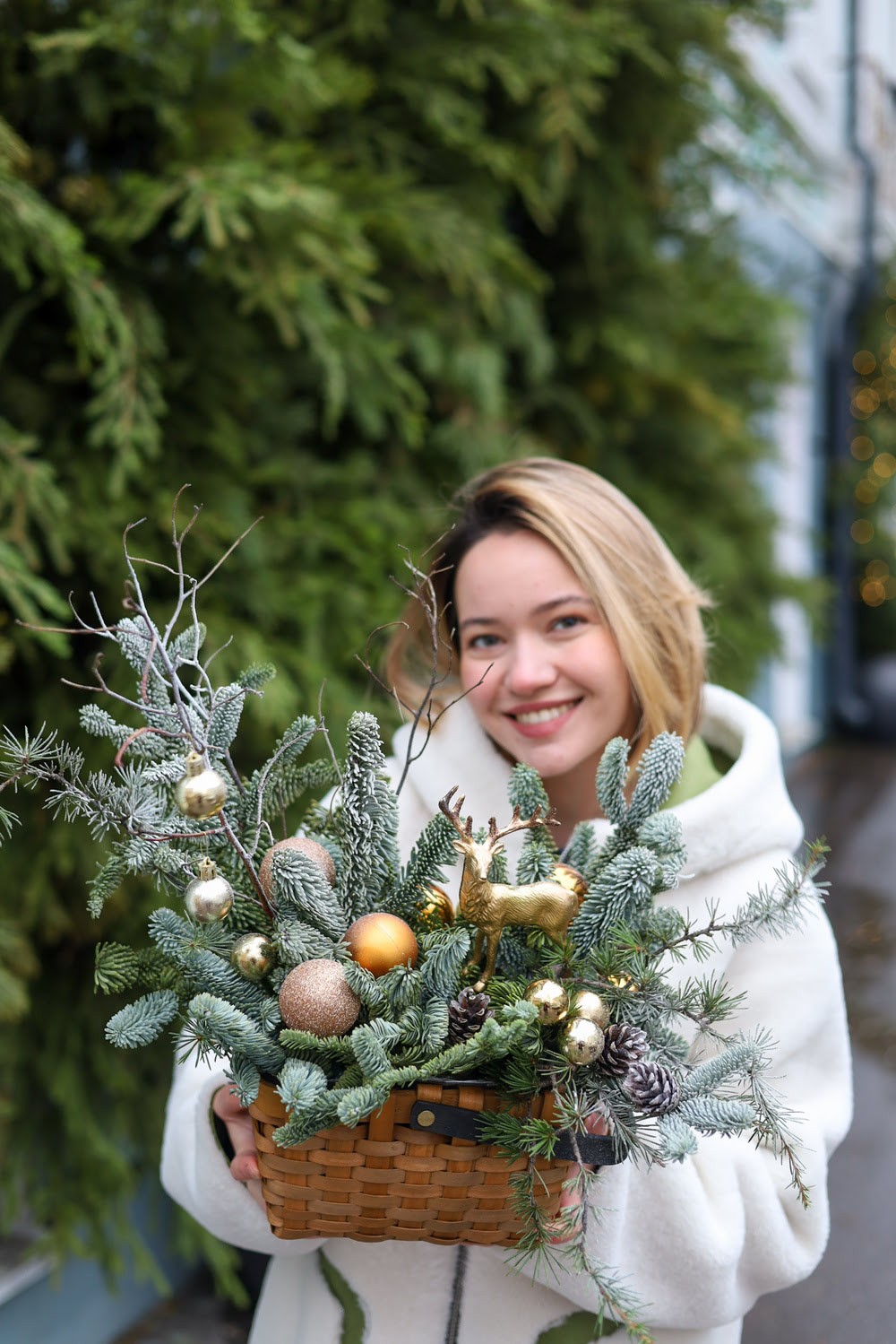 Новогодняя композиция с золотистым декором — изображение 3