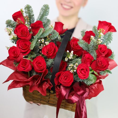 Корзина красных роз и нобилиса