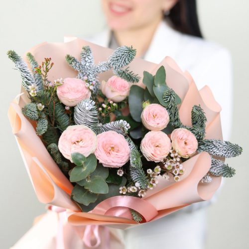 Букет пионовидных кустовых роз и нобилиса