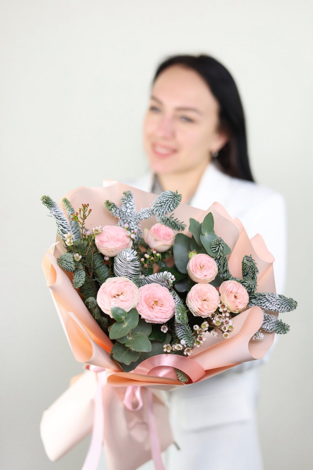 Букет пионовидных кустовых роз и нобилиса — изображение 2