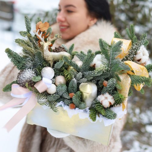 Новогодняя композиция в деревянном кашпо