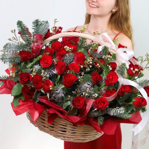 Большая корзина красных роз и нобилиса