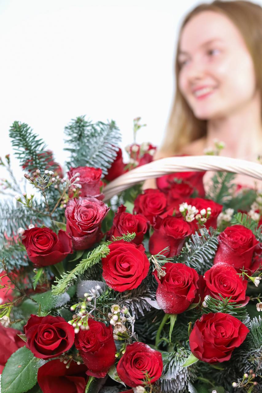 Большая корзина красных роз и нобилиса — изображение 3