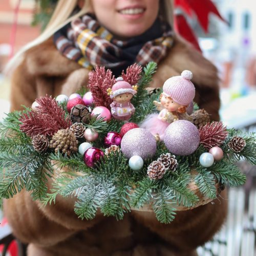Нежная зимняя композиция с ангелочком