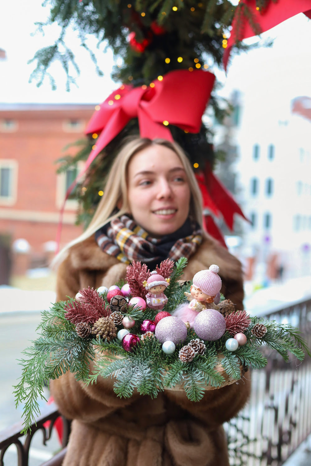 Нежная зимняя композиция с ангелочком — изображение 2