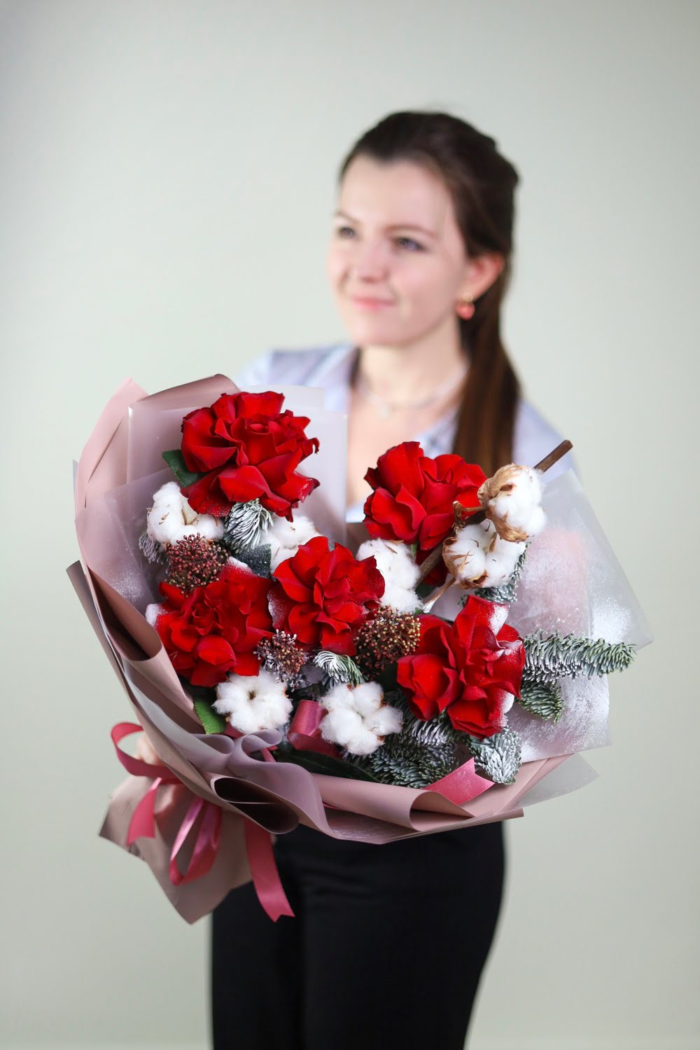 Зимний букет с розами и хлопком — изображение 3