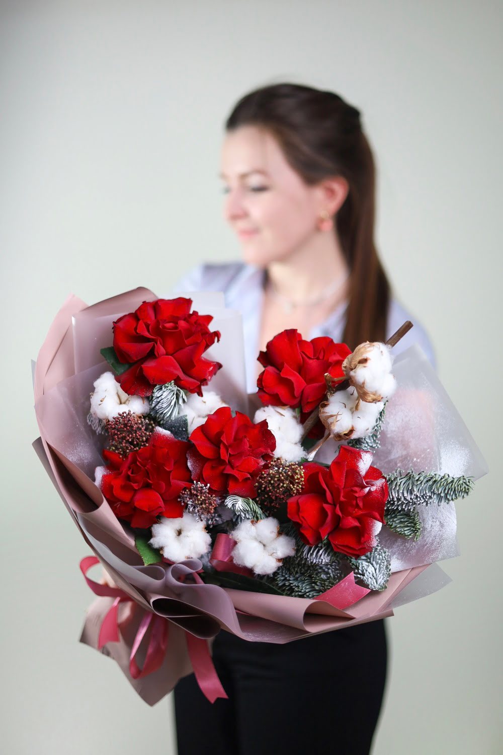 Зимний букет с розами и хлопком — изображение 2
