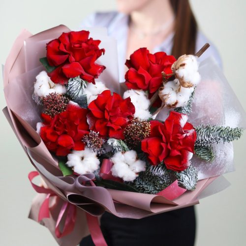 Зимний букет с розами и хлопком