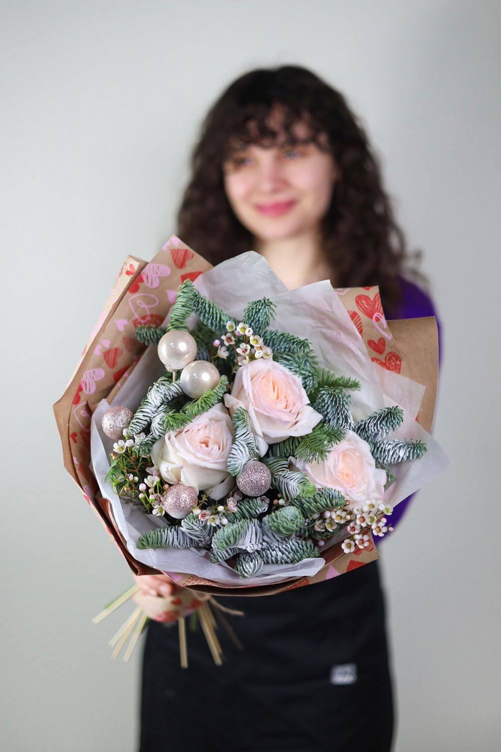 Букет в новогоднем оформлении с розами — изображение 2