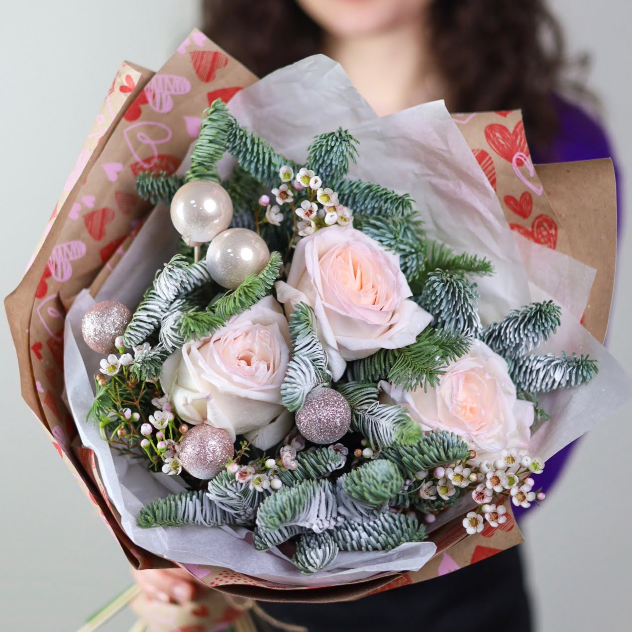 Букет в новогоднем оформлении с розами