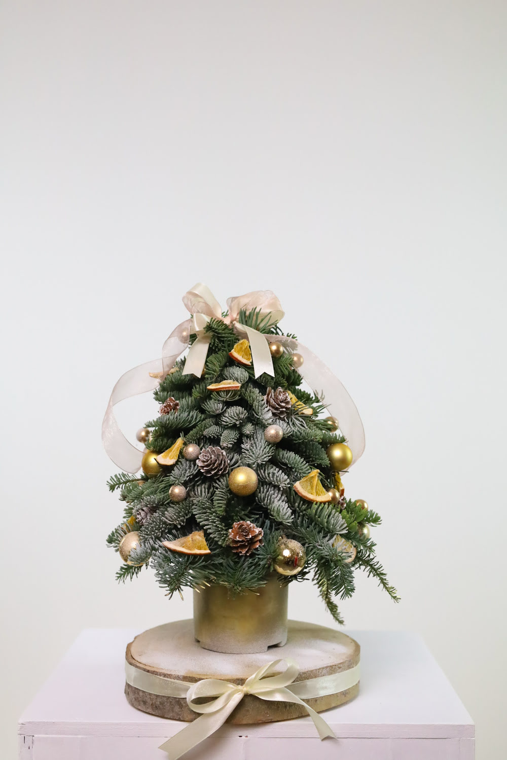 Елочка из натуральной пихты в золотистой гамме — изображение 3